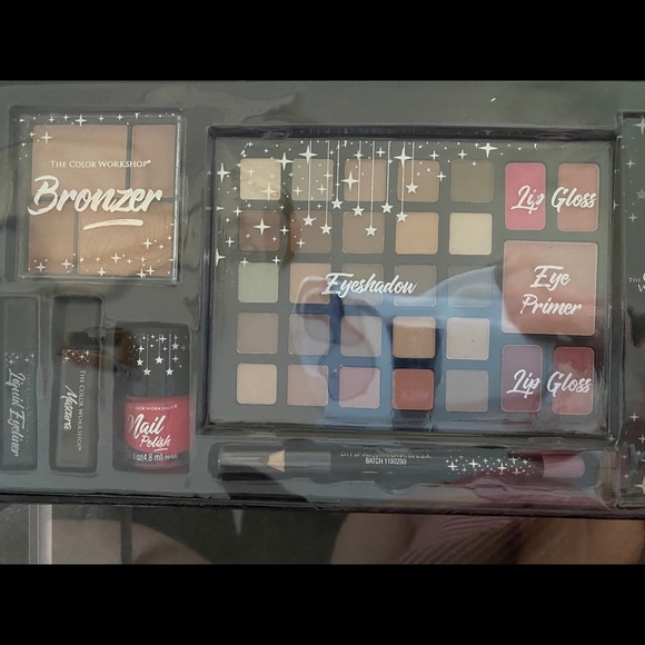 Three tiered make up box - Picture 3 of 5